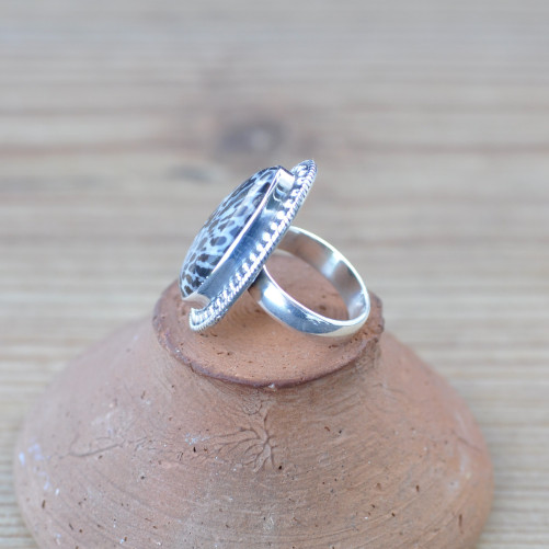 Belle bague goutte en Corail tigré et argent ciselé T50