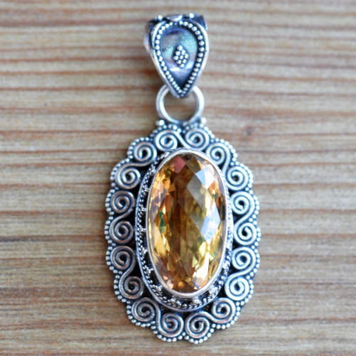 Gros pendentif argent ciselé et pierre facettée en citrine