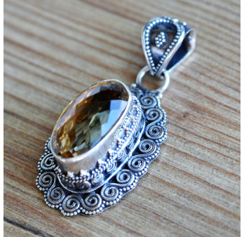 Gros pendentif argent ciselé et pierre facettée en citrine