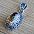 Gros pendentif argent ciselé et pierre facettée en citrine Gros pendentif argent ciselé et pierre facettée en citrine