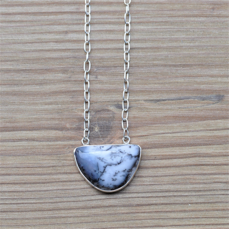 Collier chaîne argent et pendentif demi lune en AGATE DENDRITE (blanc)