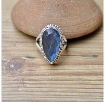 Bague ethnique et chic en argent avec pierre en Labradorite facettée en forme de goutte