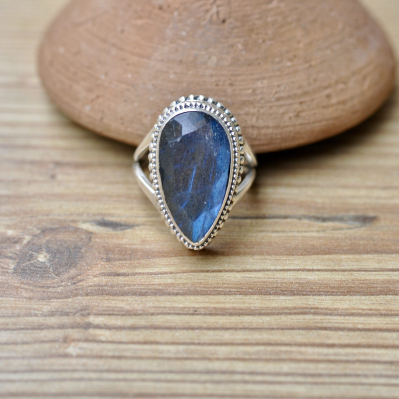 Bague ethnique et chic en argent avec pierre en Labradorite facettée en forme de goutte