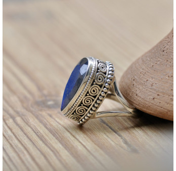 Bague ethnique et chic en argent avec pierre en Labradorite facettée goutte T53