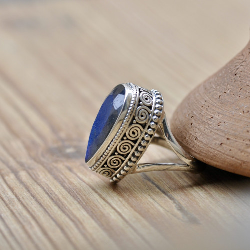 Bague ethnique et chic en argent avec pierre en Labradorite facettée goutte T53