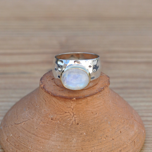 Bague anneau large en argent martelé et Pierre de lune irisée ovale (blanc)