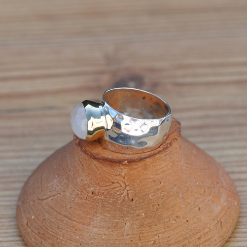 Bague anneau large en argent martelé et Pierre de lune irisée ovale (blanc) T56