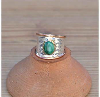 Anneau large martelé en argent liserés cuivre et pierre Malachite ovale T59