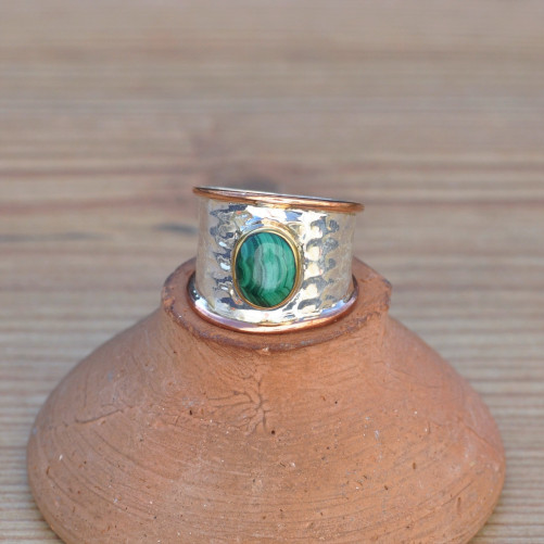 Anneau large martelé en argent liserés cuivre et pierre Malachite ovale T59