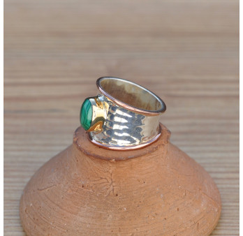 Anneau large martelé en argent liserés cuivre et pierre Malachite ovale T59