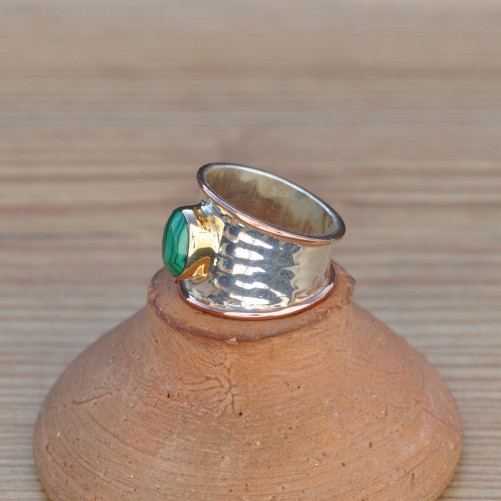 Anneau large martelé en argent liserés cuivre et pierre Malachite ovale T59