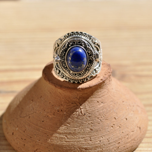 Bague "poison" en argent ciselé et pierre Lapis lazuli ovale T58
