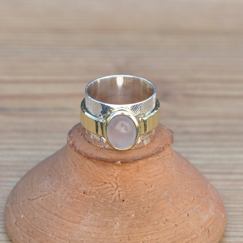 Anneau large strié en argent et pierre ovale Quartz rose