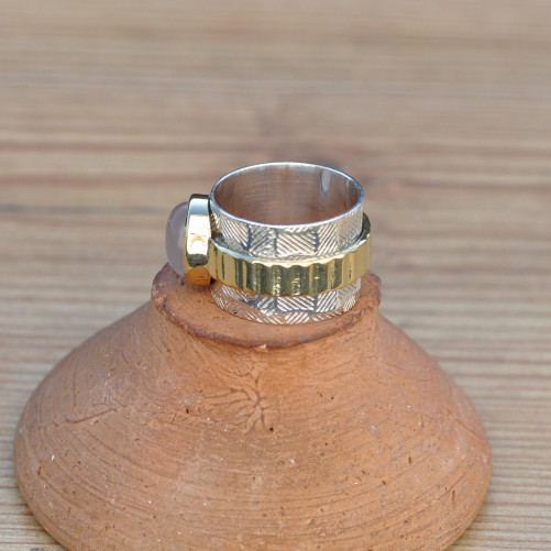 Anneau large strié en argent et pierre ovale Quartz rose T56