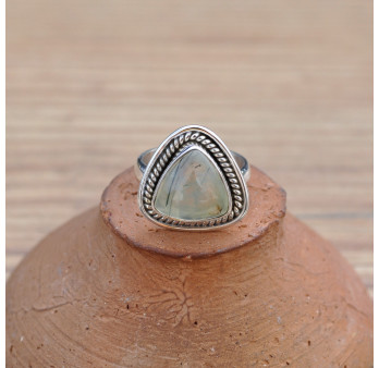 NEW ! Petite bague triangulaire pierre Prehnite et argent strié