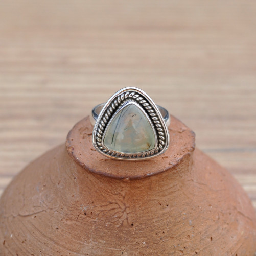 NEW ! Petite bague triangulaire pierre Prehnite et argent strié