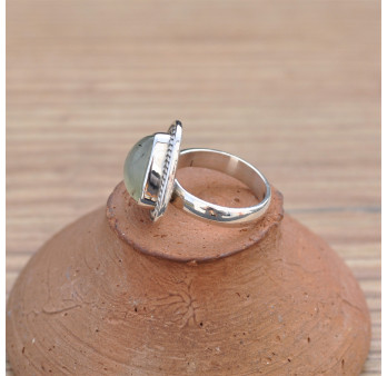 NEW ! Petite bague triangulaire pierre Prehnite et argent strié T49
