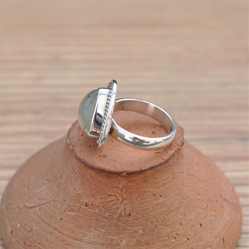 NEW ! Petite bague triangulaire pierre Prehnite et argent strié T49
