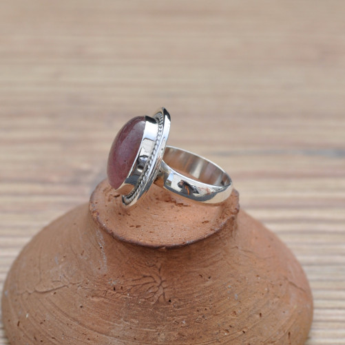 Petite bague ovale argent strié et pierre Quartz strawberry T50