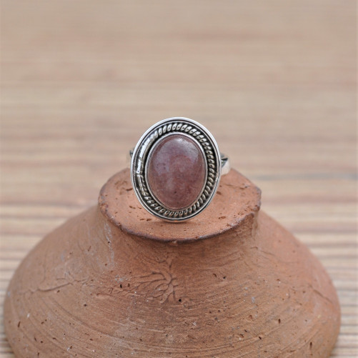 Petite bague ovale pierre Quartz strawberry et argent strié T52