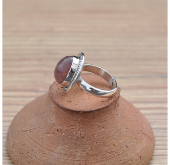 Petite bague ovale pierre Quartz strawberry et argent strié T51