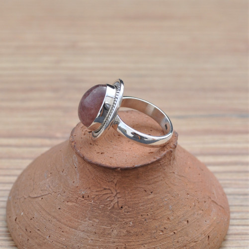 Petite bague ovale pierre Quartz strawberry et argent strié T51