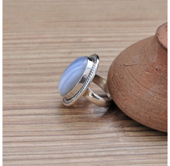 Bague ovale en argent strié et pierre Agate rubanée T50