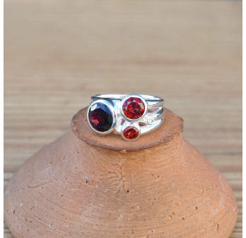 NEW ! Bague argent 3 pierres rondes Grenat facettées (rouge)