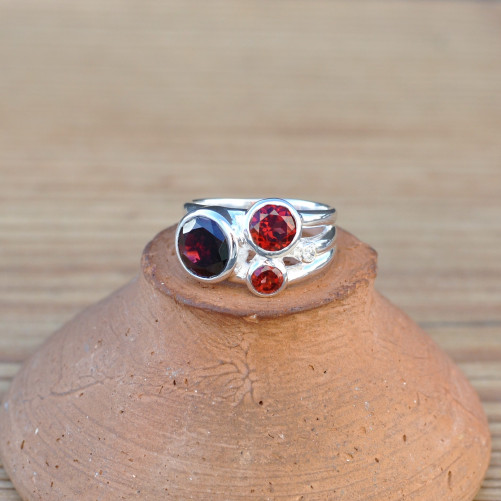 NEW ! Bague argent 3 pierres rondes Grenat facettées (rouge)