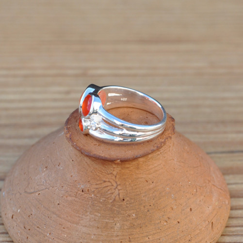 Bague 3 pierres rondes Cornaline facettées et argent T59