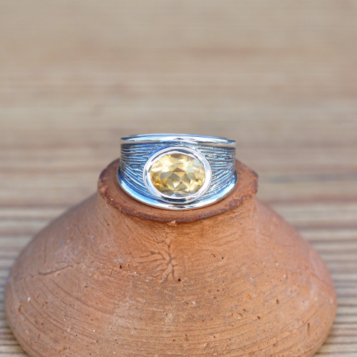 Anneau en argent strié et pierre naturelle Citrine ovale (jaune)