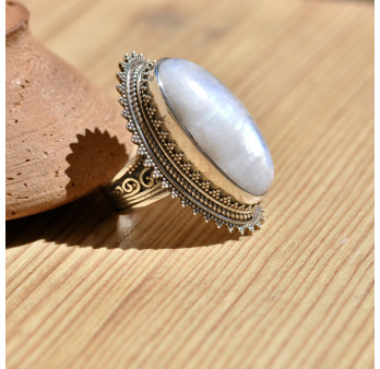 Bague massive féminine ethnique en argent ciselé et pierre de lune ovale T57