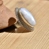 Bague massive féminine ethnique en argent ciselé et pierre de lune ovale T57
