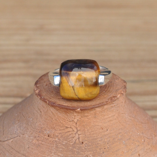 Bague pierre carrée en Oeil de tigre sur anneau massif argent