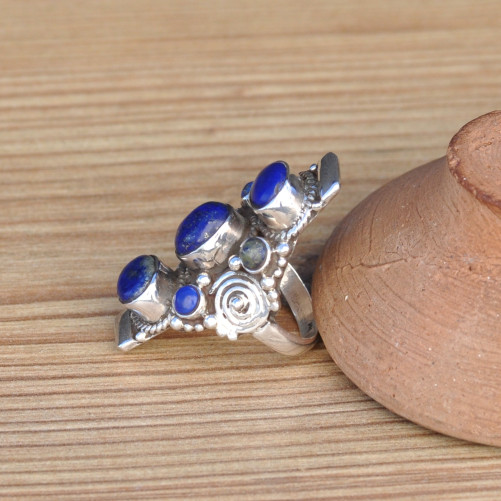 Longue bague 7 pierres naturelles en Lapis lazuli et argent ciselé T56
