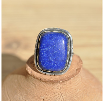 Bague rectangulaire en Lapis lazuli sur monture argent ciselé
