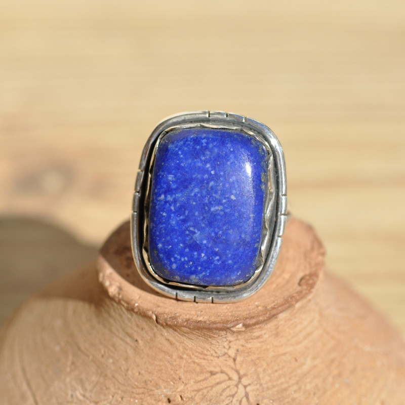 Bague rectangulaire en Lapis lazuli sur monture argent ciselé