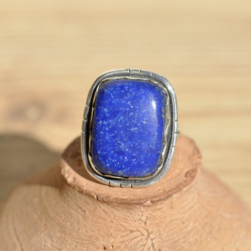 Bague rectangulaire en Lapis lazuli sur monture argent ciselé