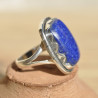 Bague rectangulaire en Lapis lazuli sur monture argent ciselé