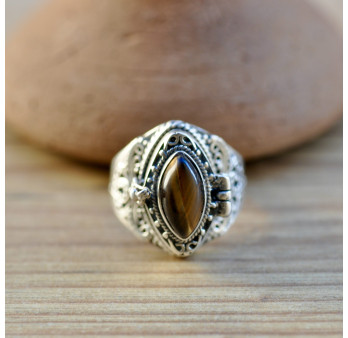 Bague ethnique monture argent ciselé et pierre naturelle Oeil de tigre navette T61