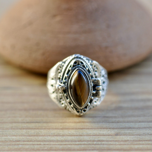 Bague ethnique monture argent ciselé et pierre naturelle Oeil de tigre navette T61