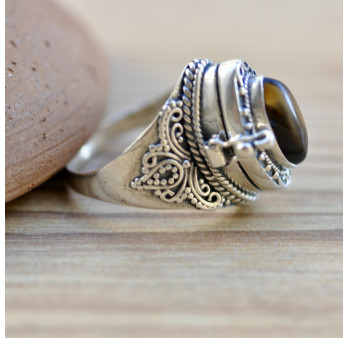 Bague ethnique monture argent ciselé et pierre naturelle Oeil de tigre navette T60
