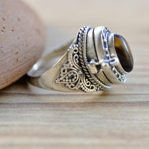 Bague ethnique monture argent ciselé et pierre naturelle Oeil de tigre navette T60