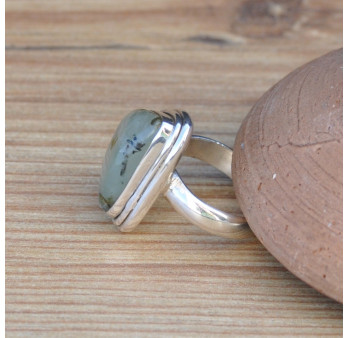 Bague triangulaire pierre naturelle Prehnite monture double argent T50