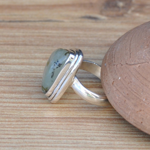 Bague triangulaire pierre naturelle Prehnite monture double argent T50