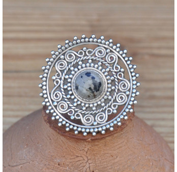 Bague ronde argent ciselé avec une pierre Jaspe dalmatien