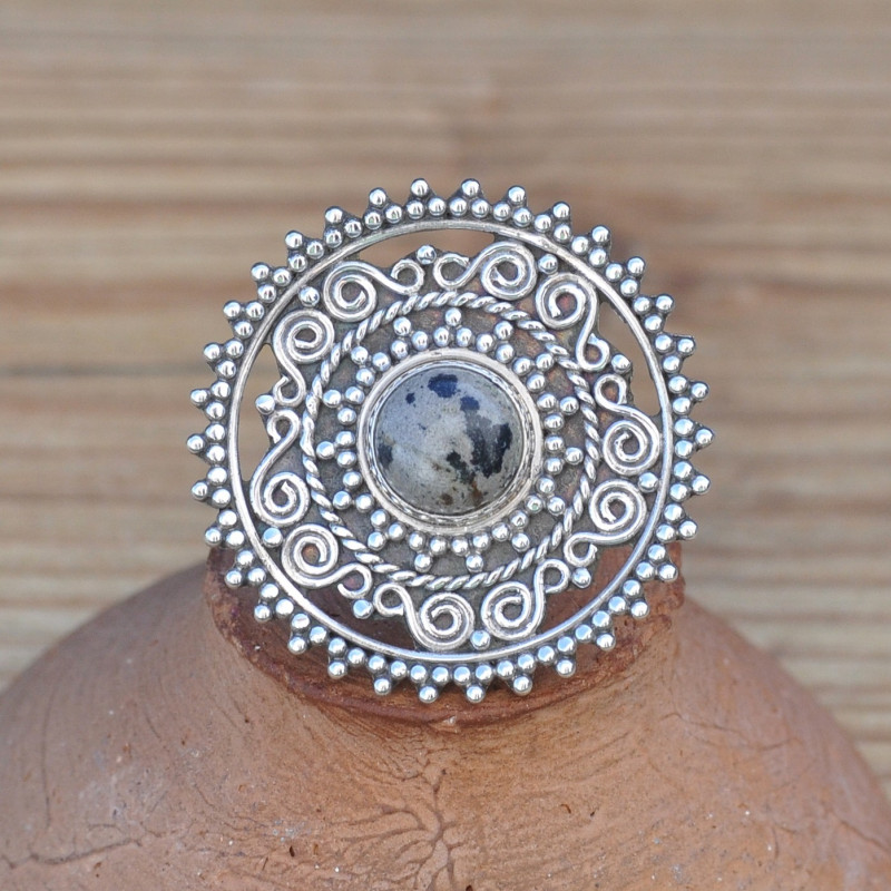 Bague ronde argent ciselé avec une pierre Jaspe dalmatien T57