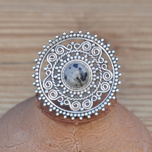 Bague ronde argent ciselé avec une pierre Jaspe dalmatien