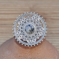 Bague ronde argent ciselé avec une pierre Jaspe dalmatien T57