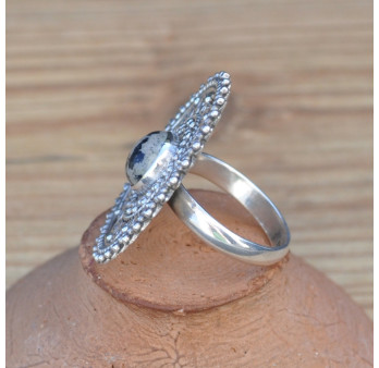 Bague ronde argent ciselé avec une pierre Jaspe dalmatien T57